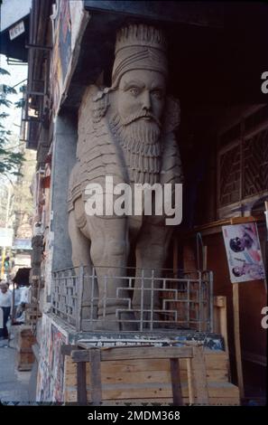 Ein Feuertempel, Agiary, Atashkadeh, Atashgah oder dar-e Mehr ist der Ort der Verehrung für die Anhänger des Zoroastrianismus, der alten Religion des Iran. In der Zoroastrien Religion sind Feuer zusammen mit sauberem Wasser Agenzien ritueller Reinheit. Parsi sind Anhänger des Zoroastrianismus in Indien. Nach Parsi-Tradition wanderte eine Gruppe iranischer Zoroastrier aus Persien aus, um der religiösen Verfolgung durch die muslimische Mehrheit nach der arabischen Eroberung zu entgehen. Stockfoto