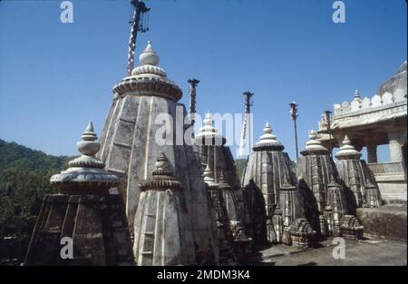 Ranakpur Jain Tempel oder Chaturmukha Dharana Vihara ist ein Śvētāmbara Jain Tempel in Ranakpur, der Tirthankara Rishabhanatha gewidmet ist. Der Tempel befindet sich in einem Dorf von Ranakpur in der Nähe der Stadt Sadri im Pali-Viertel von Rajasthan. Der Tempel ist berühmt für sein wunderschönes, geschnitztes Idol von Parshvanatha aus einer einzigen Marmorplatte. Das Idol hat 1008 Schlangenköpfe und zahlreiche Schwänze. Zwei Chauri-Träger und Yaksha und yakshi, halb Mensch und halb Schlange, stehen auf beiden Seiten. Es gibt zwei Elefanten, die Parshvanatha reinigen. Stockfoto