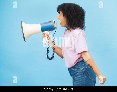 Megaphon-Ankündigung, Schrei und wütende schwarze Frauen protestieren für demokratische Wahlen, Gerechtigkeit oder Menschenrechtskundgebung. Rassistische Sprache, Mikrofongeräusche oder Stockfoto