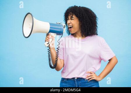 Megaphon-Ankündigungsrede, Schrei und schwarze Frauen protestieren für demokratische Wahlen, Gerechtigkeit oder Menschenrechtskundgebung. Rassistische Meinung, Mikrofongeräusche und Stockfoto