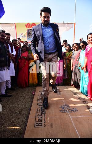 Jabalpur, Indien. 23. Januar 2023. Jabalpur : der Sportminister der Union Anurag Thakur spielt am Montag, den 23. Januar 2023 im Ranital-Stadion in Jabalpur ein Spiel mit Partyarbeitern. Foto Von - Uma Shankar Mishra Credit: Uma Shankar Mishra/Alamy Live News Stockfoto