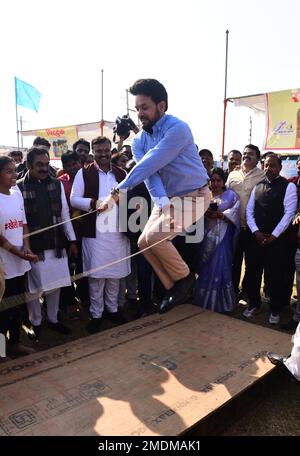 Jabalpur, Indien. 23. Januar 2023. Jabalpur : der Sportminister der Union Anurag Thakur spielt am Montag, den 23. Januar 2023 im Ranital-Stadion in Jabalpur während eines Sansad Khel Mahotsav-Programms ein "Springseil". Foto Von - Uma Shankar Mishra Credit: Uma Shankar Mishra/Alamy Live News Stockfoto