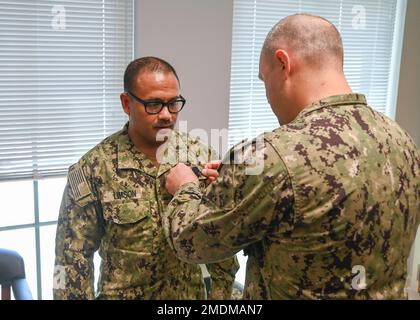 220725-N-UJ449-1033 MARINEFLUGSTATION SIGONELLA, Italien (25. Juli 2022)— Oberster Waffenmeister Peter Limson, aus New York City, erhält das Marinesicherheitskommando auf der Marineflugstation Sigonella, 25. Juli 2022. Die strategische Lage von NAS Sigonella ermöglicht es den US-Streitkräften, den alliierten Streitkräften und den Streitkräften der Partnerstaaten, bei Bedarf zu entsenden und zu reagieren, um Sicherheit und Stabilität in Europa, Afrika und dem Zentralkommando zu gewährleisten. Stockfoto