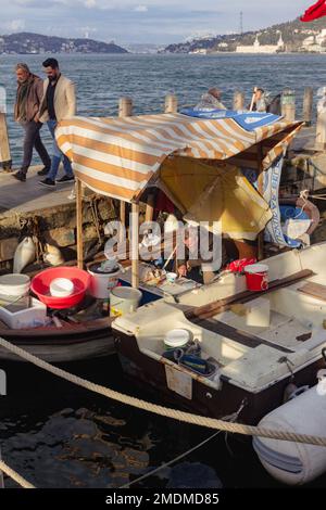 Ein Mann, der auf dem Boot sitzt, und das tägliche Leben in beylerbeyi Istanbul, türkei Stockfoto