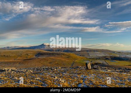 Ingleborough aus der Höhe des Cheese Press Stone in Kingsdale, Yorkshire Stockfoto