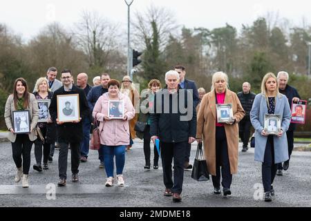 NEUÜBERTRAGUNG DER AKTUALISIERTEN BILDUNTERSCHRIFT Patricia Kearney (dritte pinkfarbene Jacke links), Tochter von Charles und Teresa Fox, Bernadette McKearney, Witwe von Kevin McKearney (grüne Jacke Mitte) und Tommy McKearney (blaue Jacke Mitte), Bruder von Kevin McKearney, mit Familienmitgliedern außerhalb von Craigavon Court, Co Armagh, Vor der Untersuchung der Todesfälle von Kevin McKearney, Jack McKearney, Charles Fox und Teresa Fox. Foto: Montag, 23. Januar 2023. Stockfoto