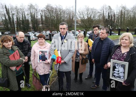 NEUÜBERTRAGUNG DER AKTUALISIERTEN BILDUNTERSCHRIFT Bernadette McKearney (links), Witwe von Kevin McKearney und Patricia Kearney (dritte links), Tochter von Charles und Teresa Fox mit Familie und Anwalt Gavin Booth von Phoenix Law (Zentrum), während sie mit den Medien vor Craigavon Court, Co Armagh, sprechen, Vor der Untersuchung der Todesfälle von Kevin McKearney, Jack McKearney, Charles Fox und Teresa Fox. Foto: Montag, 23. Januar 2023. Stockfoto