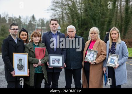 NEUÜBERTRAGUNG DER AKTUALISIERTEN BILDUNTERSCHRIFT Bernadette McKearney (dritte links) Witwe von Kevin McKearney und Tommy McKearney (dritte rechts), Bruder von Kevin McKearney, vor Craigavon Court, Co Armagh, vor der Untersuchung der Todesfälle von Kevin McKearney, Jack McKearney, Charles Fox und Teresa Fox. Foto: Montag, 23. Januar 2023. Stockfoto