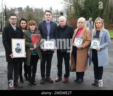 NEUÜBERTRAGUNG DER AKTUALISIERTEN BILDUNTERSCHRIFT Bernadette McKearney (dritte links) Witwe von Kevin McKearney und Tommy McKearney (dritte rechts), Bruder von Kevin McKearney, vor Craigavon Court, Co Armagh, vor der Untersuchung der Todesfälle von Kevin McKearney, Jack McKearney, Charles Fox und Teresa Fox. Foto: Montag, 23. Januar 2023. Stockfoto