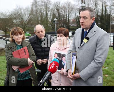 NEUÜBERTRAGUNG DER AKTUALISIERTEN BILDUNTERSCHRIFT Bernadette McKearney (links), Witwe von Kevin McKearney und Patricia Kearney (zweite Rechte), Tochter von Charles und Teresa Fox mit Familie und Anwalt Gavin Booth von Phoenix Law (rechts), sprechen mit den Medien außerhalb von Craigavon Court, Co Armagh, vor der Untersuchung des Todes von Kevin McKearney, Jack McKearney, Charles Fox und Teresa Fox. Foto: Montag, 23. Januar 2023. Stockfoto