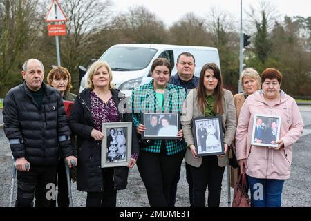 NEUÜBERTRAGUNG DER AKTUALISIERTEN BILDUNTERSCHRIFT Bernadette McKearney, Witwe von Kevin McKearney (zweite links) und Patricia Kearney (rechts), Tochter von Charles und Teresa Fox vor Craigavon Court, Grafschaft Armagh, mit Familienmitgliedern für die Untersuchung der 1992 Todesfälle von Kevin McKearney, Jack McKearney, Charles Fox und Teresa Fox. Foto: Montag, 23. Januar 2023. Stockfoto