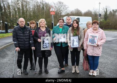 NEUÜBERTRAGUNG DER AKTUALISIERTEN BILDUNTERSCHRIFT Bernadette McKearney, Witwe von Kevin McKearney (zweite links) und Patricia Kearney (rechts), Tochter von Charles und Teresa Fox vor Craigavon Court, Grafschaft Armagh, mit Familienmitgliedern für die Untersuchung der 1992 Todesfälle von Kevin McKearney, Jack McKearney, Charles Fox und Teresa Fox. Foto: Montag, 23. Januar 2023. Stockfoto