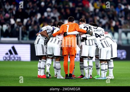 Turin, Italien. 22. Januar 2023. Die Spieler des FC Juventus begrüßen das Spiel der Serie A vor dem Fußballspiel des FC Juventus und des FC Atalanta BC im Allianz-Stadion am 22. Januar 2023 in Turin, Italien . Kredit: Marco Canoniero/Alamy Live News Stockfoto