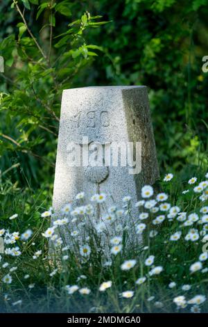 Kilometermarkierung auf dem Weg von St. James (Santiago de Compostela) in Bodelio, Riec-sur-Belon, in der Bretagne (Nordwestfrankreich). 190 km Markierung auf der Stockfoto