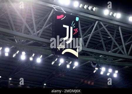 Turin, Italien. 22. Januar 2023. Das Juventus-Logo auf den Leinwänden des Juventus-Stadions vor dem Fußballspiel der Serie A zwischen dem FC Juventus und Atalanta BC im Allianz-Stadion am 22. Januar 2023 in Turin, Italien . Kredit: Marco Canoniero/Alamy Live News Stockfoto