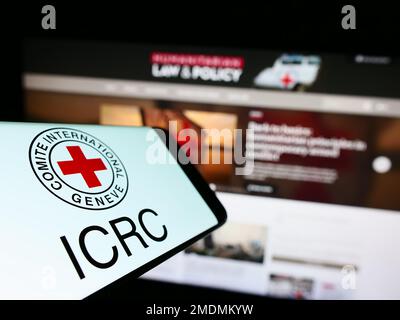 Handy mit Logo des Internationalen Komitees vom Roten Kreuz (IKRK) auf dem Bildschirm vor der Website. Konzentrieren Sie sich auf die Mitte des Telefondisplays. Stockfoto