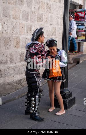 Ein junges Paar, das für den Karneval gekleidet ist, Arequipa, Peru Stockfoto