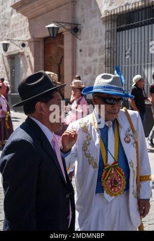 Mann im weißen Anzug, Parade zum Jahrestag der Gründung von Arequipa, Peru Stockfoto