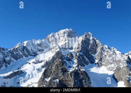 Blick auf den Mont Blanc von der Piste im Skigebiet Courmayeur. Italienische Alpen, Aosta-Tal. Monte Bianco in Italien. Stockfoto