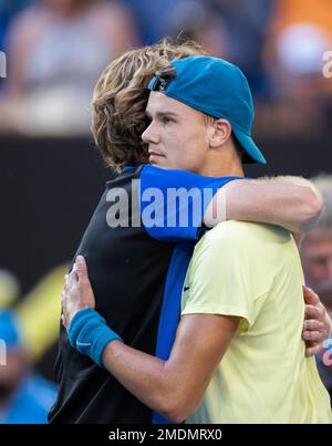 Melbourne, Australien. 23. Januar 2023. Andrey Rublev aus Russland umarmt Holger Rune (R) aus Dänemark nach dem 4. Runden-Spiel der Männer im Singles bei den Australian Open in Melbourne, Australien, am 23. Januar 2023. Kredit: Hu Jingchen/Xinhua/Alamy Live News Stockfoto