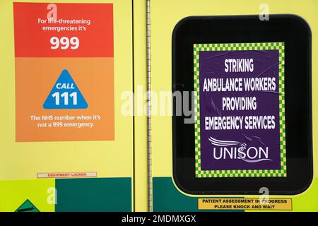 Ein Schild an der Seite eines Briefpapier-Krankenwagens, vor dem London Ambulance Service NHS Trust Kontrollraum in Waterloo, London. Tausende von Mitgliedern der Unison, Unite und der GMB-Gewerkschaften werden am Montag als Teil der fortgesetzten Arbeitskampagne im Gesundheitswesen durch England und Wales gehen. Foto: Montag, 23. Januar 2023. Stockfoto