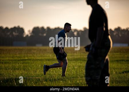 Fallschirmjäger, die Charlie Truppe zugeteilt wurden, 1-73. Kavallerie-Regiment, 2. Brigaden-Kampfteam, 82. Luftwaffe, machen den Army Combat Fitness Test (ACFT) für den XVIII Airborne Corps Best Squad Competition in Fort Stewart, GA, 26. Juli 2022. Das ACFT war eines von mehreren Veranstaltungen während des XVIII Airborne Corps Best Squad Competition, bei dem die körperliche Fitness und Ausdauer jedes Wettbewerbers getestet wurde. Stockfoto