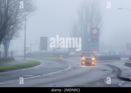 Bandon, West Cork, Irland. 23. Januar 2023. Eine dicke Nebeldecke fiel heute Morgen auf Bandon in West Cork herab, was den Fahrern Schwierigkeiten bereitete. Der Nebel ist teilweise noch immer im Gange, wird aber voraussichtlich später am Nachmittag wieder aufgehen. Kredit: AG News/Alamy Live News Stockfoto