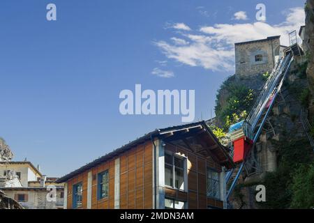 Die historische Festung Fort of Bard ist auch mit einer Panoramaseilbahn, Aosta, Aosta Valley, Italien, erreichbar Stockfoto