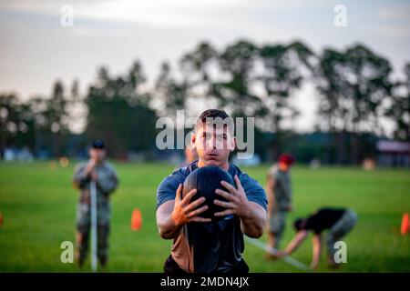 Fallschirmjäger, die Charlie Truppe zugeteilt wurden, 1-73. Kavallerie-Regiment, 2. Brigaden-Kampfteam, 82. Luftwaffe, machen den Army Combat Fitness Test (ACFT) für den XVIII Airborne Corps Best Squad Competition in Fort Stewart, GA, 26. Juli 2022. Das ACFT war eines von mehreren Veranstaltungen während des XVIII Airborne Corps Best Squad Competition, bei dem die körperliche Fitness und Ausdauer jedes Wettbewerbers getestet wurde. Stockfoto