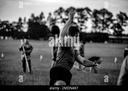 Fallschirmjäger, die Charlie Truppe zugeteilt wurden, 1-73. Kavallerie-Regiment, 2. Brigaden-Kampfteam, 82. Luftwaffe, machen den Army Combat Fitness Test (ACFT) für den XVIII Airborne Corps Best Squad Competition in Fort Stewart, GA, 26. Juli 2022. Das ACFT war eines von mehreren Veranstaltungen während des XVIII Airborne Corps Best Squad Competition, bei dem die körperliche Fitness und Ausdauer jedes Wettbewerbers getestet wurde. Stockfoto