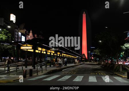 Buenos Aires. 22. Januar 2023. Dieses Foto wurde am 22. Januar 2023 aufgenommen und zeigt den Obelisken, der zur Feier des chinesischen Neujahrs in Buenos Aires, Argentinien, rot beleuchtet ist. Kredit: Martin Sabala/Xinhua/Alamy Live News Stockfoto