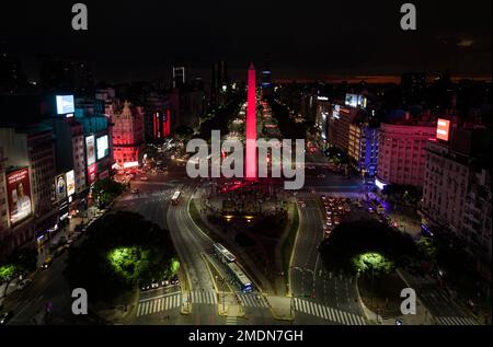 Buenos Aires. 22. Januar 2023. Dieses Luftfoto wurde am 22. Januar 2023 aufgenommen und zeigt den Obelisken, der zur Feier des chinesischen Neujahrs in Buenos Aires, Argentinien, rot beleuchtet ist. Kredit: Martin Sabala/Xinhua/Alamy Live News Stockfoto