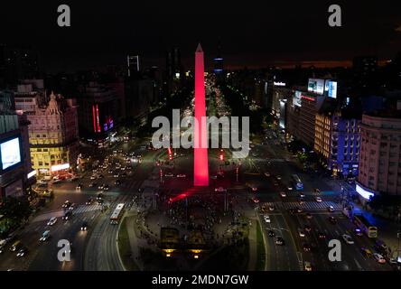 Buenos Aires. 22. Januar 2023. Dieses Luftfoto wurde am 22. Januar 2023 aufgenommen und zeigt den Obelisken, der zur Feier des chinesischen Neujahrs in Buenos Aires, Argentinien, rot beleuchtet ist. Kredit: Martin Sabala/Xinhua/Alamy Live News Stockfoto