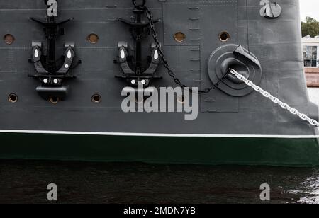 Der Bug eines Industrieschiffs. Transport. Stahlwasserboot Stockfoto
