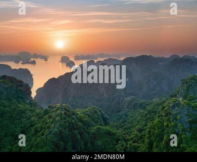 Atemberaubender Sonnenuntergang von Halong Bay, Bai TU Long Bay in Vietnam Stockfoto