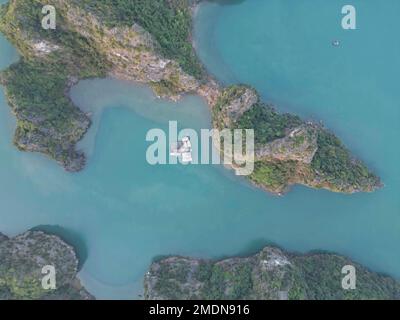 Angeldorf und Felseninsel aus der Vogelperspektive, Bai TU Long Bay, Vietnam Stockfoto