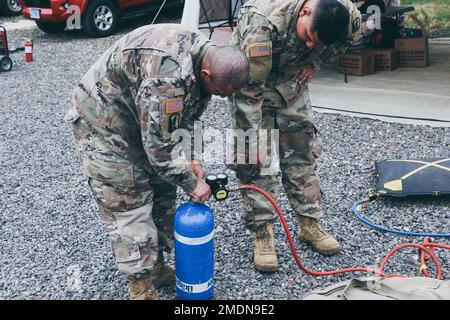 USA Army Staff Sgt. Christian Guitierrez und SPC. Bryan Sanchez, Kampftechniker der 216. Mobile Augmentation Company, California National Guard, führen vorbeugende Wartungskontrollen der paratech Airbags und Kanister aus, die für die stiftförmige Extraktion während der Übung in dichtem städtischem Gelände in Philadelphia, Pa, verwendet wurden, 26. Juli 2022. Task Force 46 und mehr als 600 Mitarbeiter von Bundes-, Landes-, lokalen, privaten und akademischen Partnern arbeiteten zusammen, um das neueste DUT in Philadelphia, Pa, erfolgreich abzuschließen Die Übungen der DUT begannen 2018 und sind zu einem der bedeutendsten der Nation geworden Stockfoto