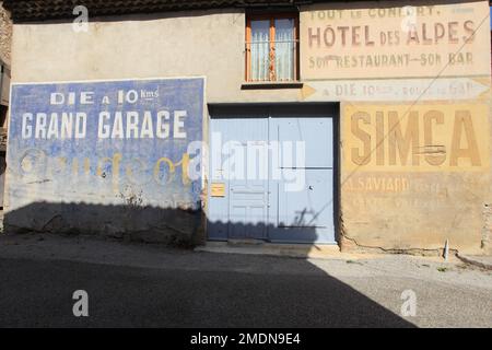 Alte gemalte Werbung an einer Wand Pontaix, Drome; Rhone Alpes, 26, Frankreich Stockfoto