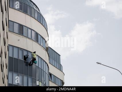 Fensterwäsche. Industrielle Bergsteigereien. Arbeiten Sie in der Höhe. Kletterer auf das Gebäude Stockfoto