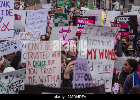 Washington D.C., USA. 22. Januar 2023. Hunderte nehmen am 22. Januar 2023 an diesem jährlichen Frauenmarsch in Washington Teil. Die pro-Choice-Veranstaltung folgte auf die Veranstaltung „March for Life“ in der Stadt ein paar Tage zuvor. Die Kluft in den Vereinigten Staaten über das Wahlrecht einer Frau war noch nie so sichtbar. (Kreditbild: © Svet Jacqueline/ZUMA Press Wire/Alamy Live News) NUR REDAKTIONELLE VERWENDUNG! Nicht für den kommerziellen GEBRAUCH! Stockfoto