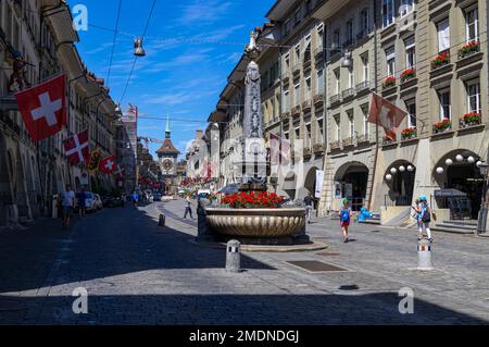 BERN, SCHWEIZ, 23. JUNI 2022 - Blick auf die Kramgasse, eine der Hauptstraßen der Berner Altstadt, mit Uhrturm (Zytglogge), Schweiz. Stockfoto