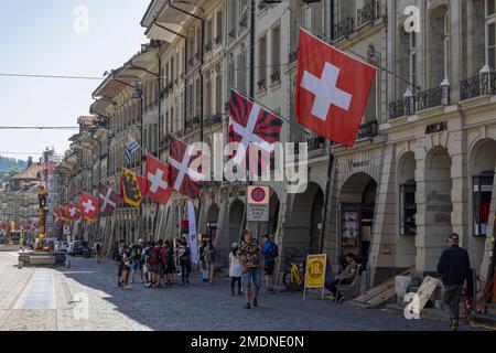BERN, SCHWEIZ, 23. JUNI 2022 - Blick auf das Stadtzentrum von Bern mit Originalflaggen der Schweiz und Bern, Schweiz Stockfoto