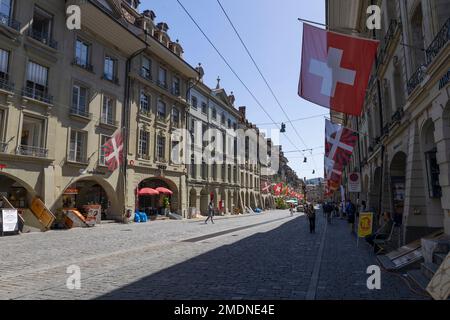 BERN, SCHWEIZ, 23. JUNI 2022 - Blick auf das Stadtzentrum von Bern mit Originalflaggen der Schweiz und Bern, Schweiz Stockfoto