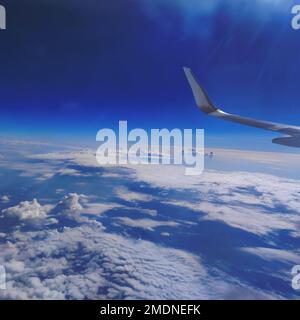 Eine Ansicht aus einem hohen Winkel der Wolken vom Fenster aus gesehen eine Ebene Stockfoto