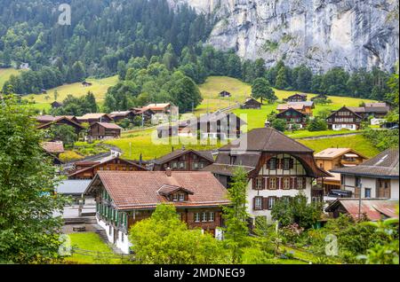 LAUTERBRUNNEN, SCHWEIZ, 22. JUNI 2022 - typische Schweizer Häuser im Bergdorf Lauterbrunnen im Berner Oberland, Schweiz Stockfoto