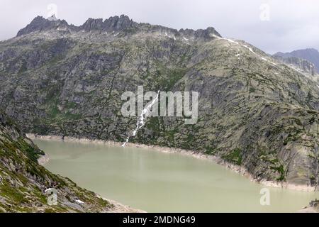 Grimselsee am Grimselpass in der Schweiz. Es verbindet das Hasli-Tal im Berner Oberland mit Goms in Wallis Stockfoto