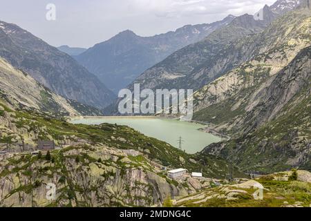 Blick auf den Räterichsboden am Grimsel Pass in der Schweiz. Es verbindet das Hasli-Tal im Berner Oberland mit den Goms im Valais-See am Grimsel P Stockfoto