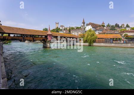 LUZERN, SCHWEIZ, 21. JUNI 2022 - Blick auf die waldbedeckte Brücke von Spreuer in Luzern am Fluss Reuss, Schweiz Stockfoto