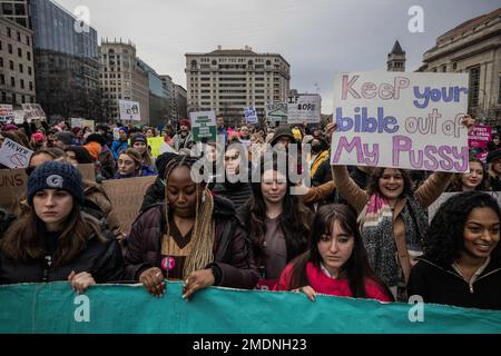 Washington D.C., USA. 22. Januar 2023. Hunderte nehmen am 22. Januar 2023 an diesem jährlichen Frauenmarsch in Washington Teil. Die pro-Choice-Veranstaltung folgte auf die Veranstaltung „March for Life“ in der Stadt ein paar Tage zuvor. Die Kluft in den Vereinigten Staaten über das Wahlrecht einer Frau war noch nie so sichtbar. (Kreditbild: © Svet Jacqueline/ZUMA Press Wire/Alamy Live News) NUR REDAKTIONELLE VERWENDUNG! Nicht für den kommerziellen GEBRAUCH! Stockfoto