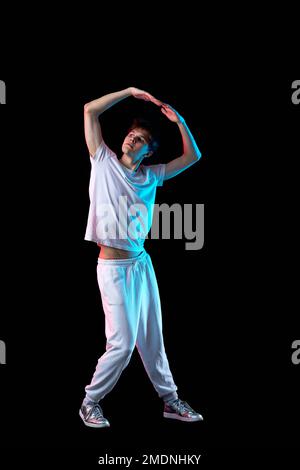 Junger Mann in schwarzem T-Shirt und Jeans tanzen Stockfoto